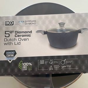 Brand new 5qt Dutch oven with Lid